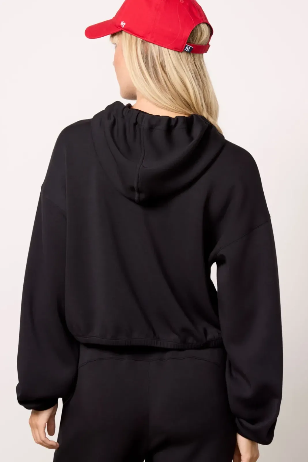 Matching Sets|Sweatshirts<SPANX AirEssentials Cropped Hoodie Veryblack