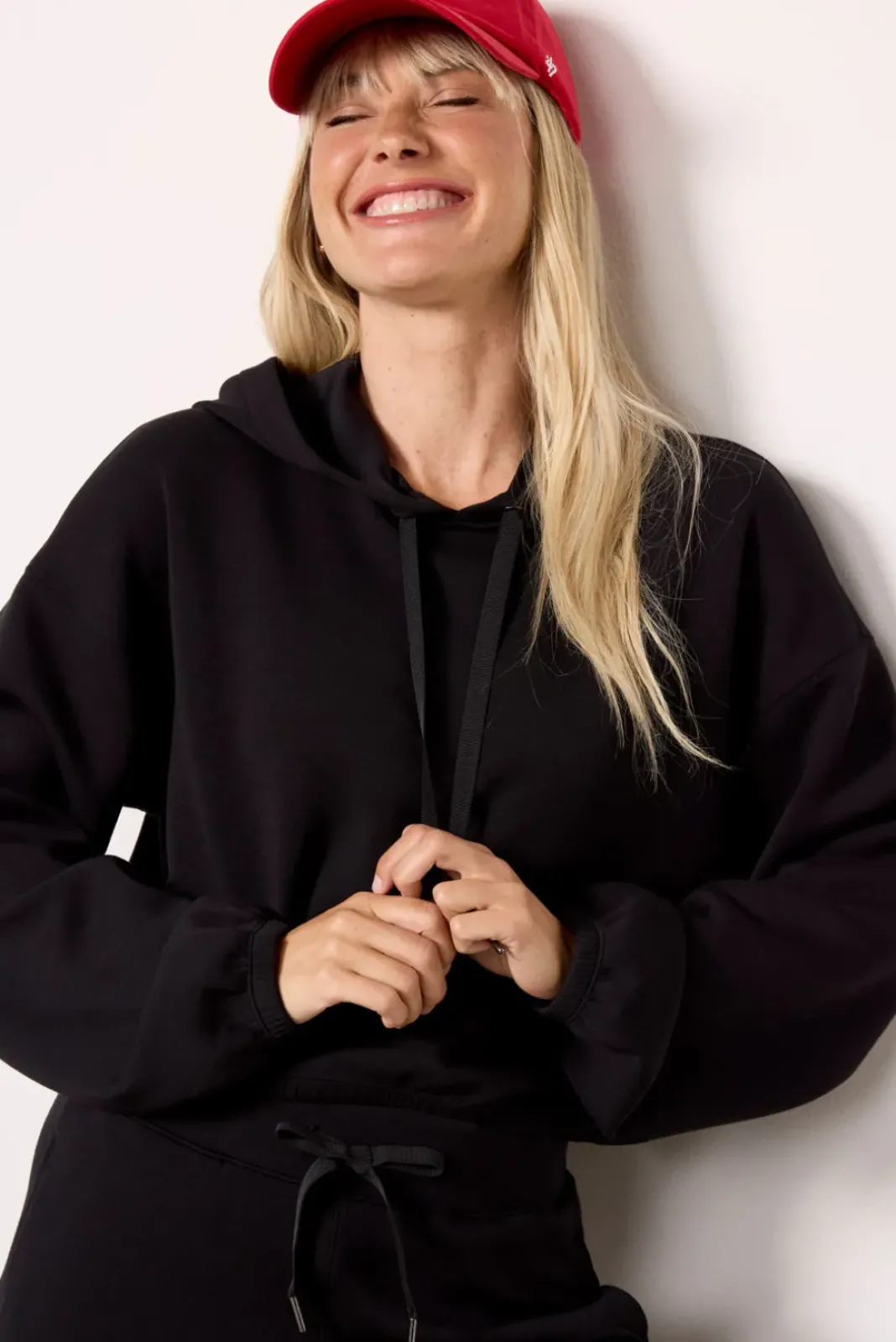 Matching Sets|Sweatshirts<SPANX AirEssentials Cropped Hoodie Veryblack