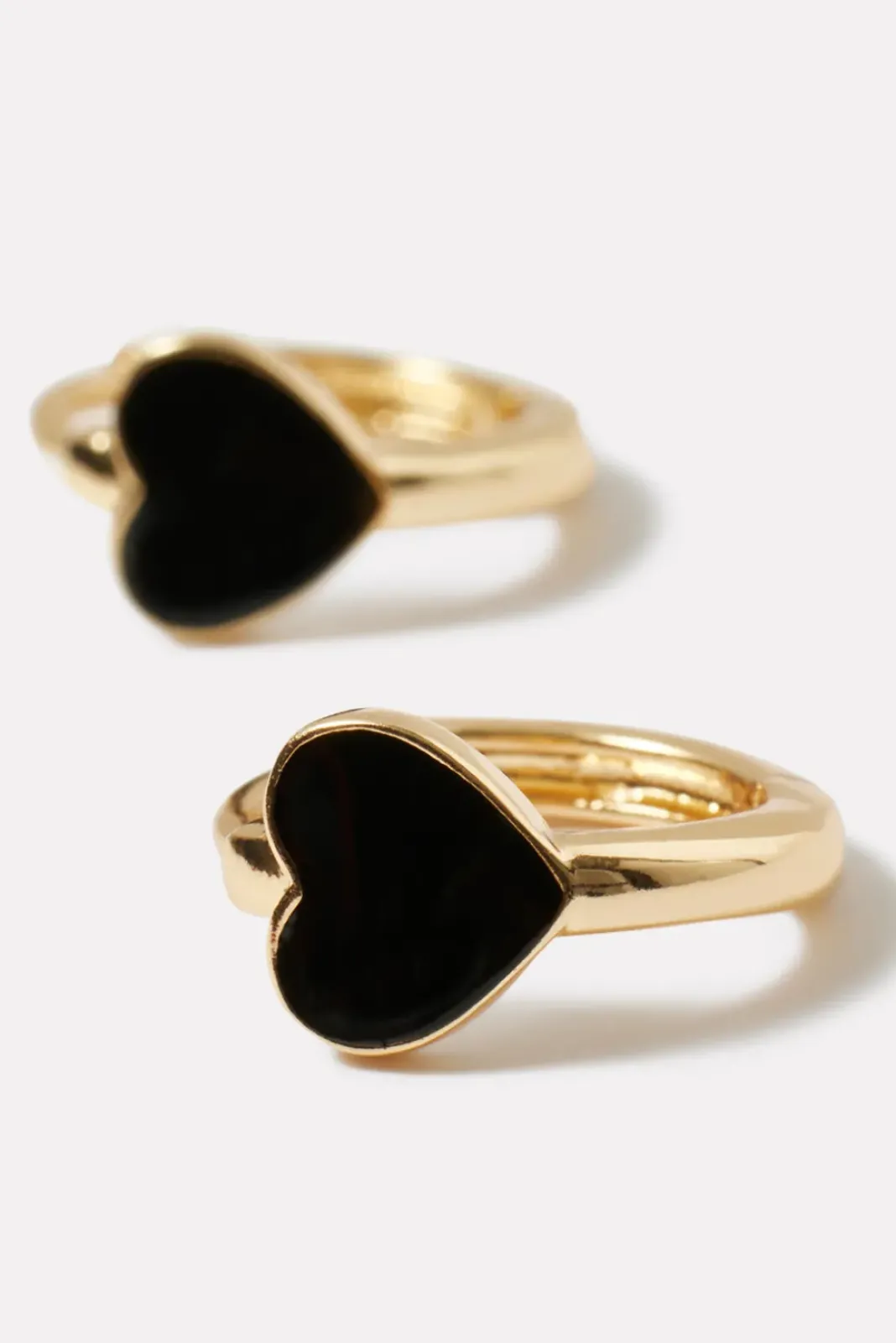 Jewelry<EVEREVE Amika Enamel Heart Huggies Black/Gold