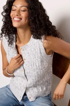 Sweaters<EVEREVE Anaya Cable Vest Lightgrey