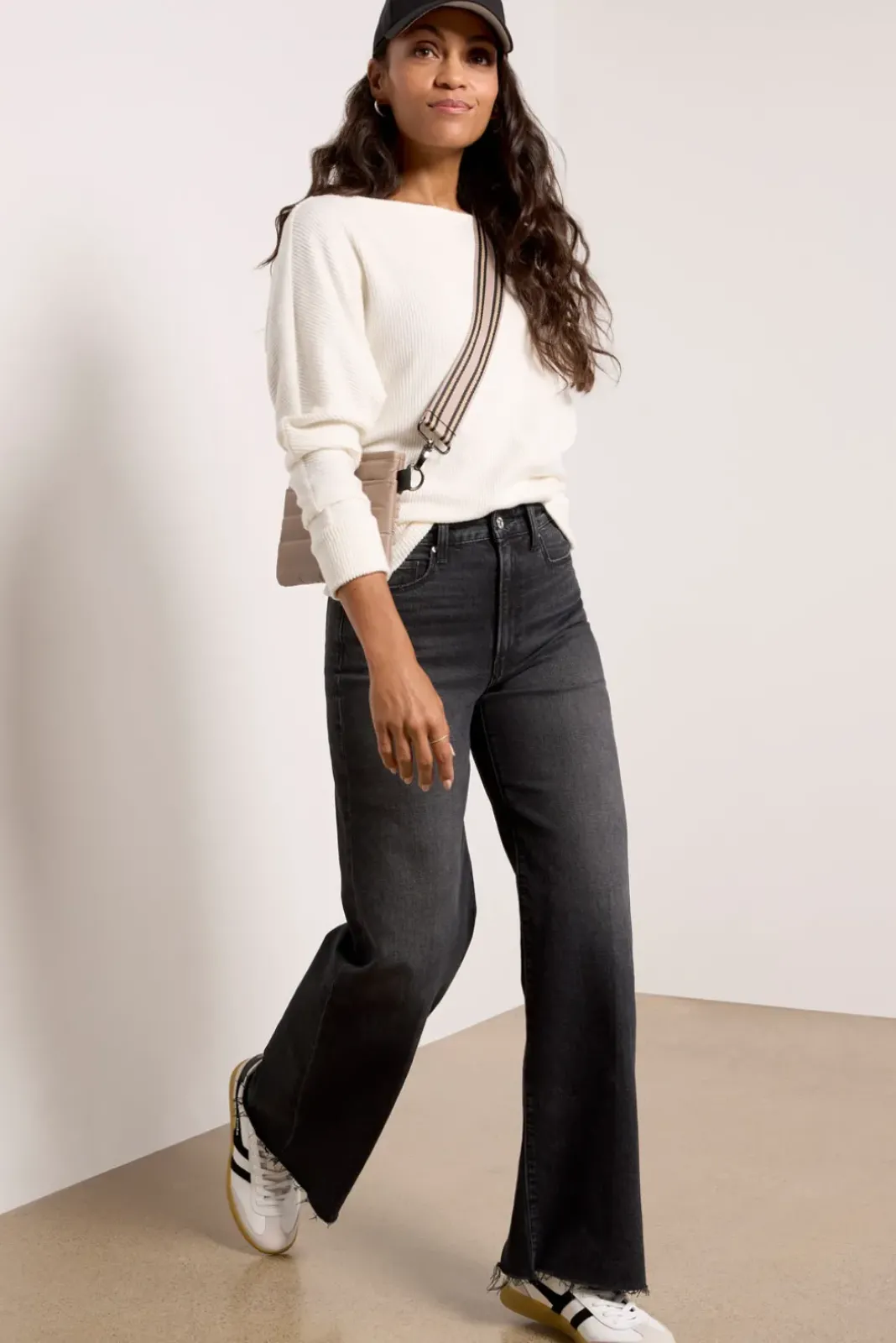 Jeans<PAIGE Anessa 31` w Raw Hem Viperblackdistressed