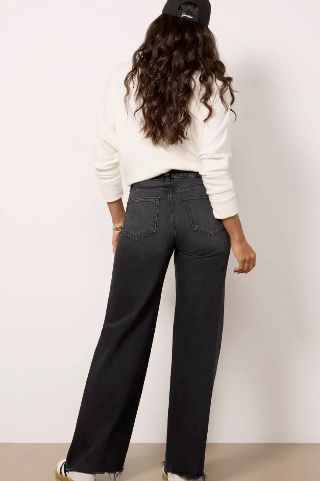 Jeans<PAIGE Anessa 31` w Raw Hem Viperblackdistressed