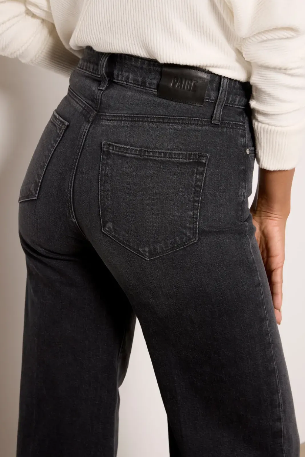 Jeans<PAIGE Anessa 31` w Raw Hem Viperblackdistressed
