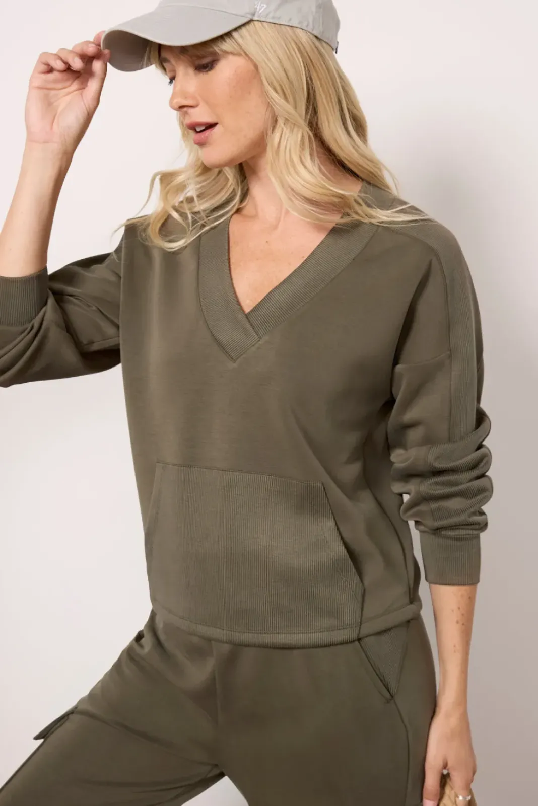 Matching Sets<EVEREVE Ari V Neck Sweatshirt Olive