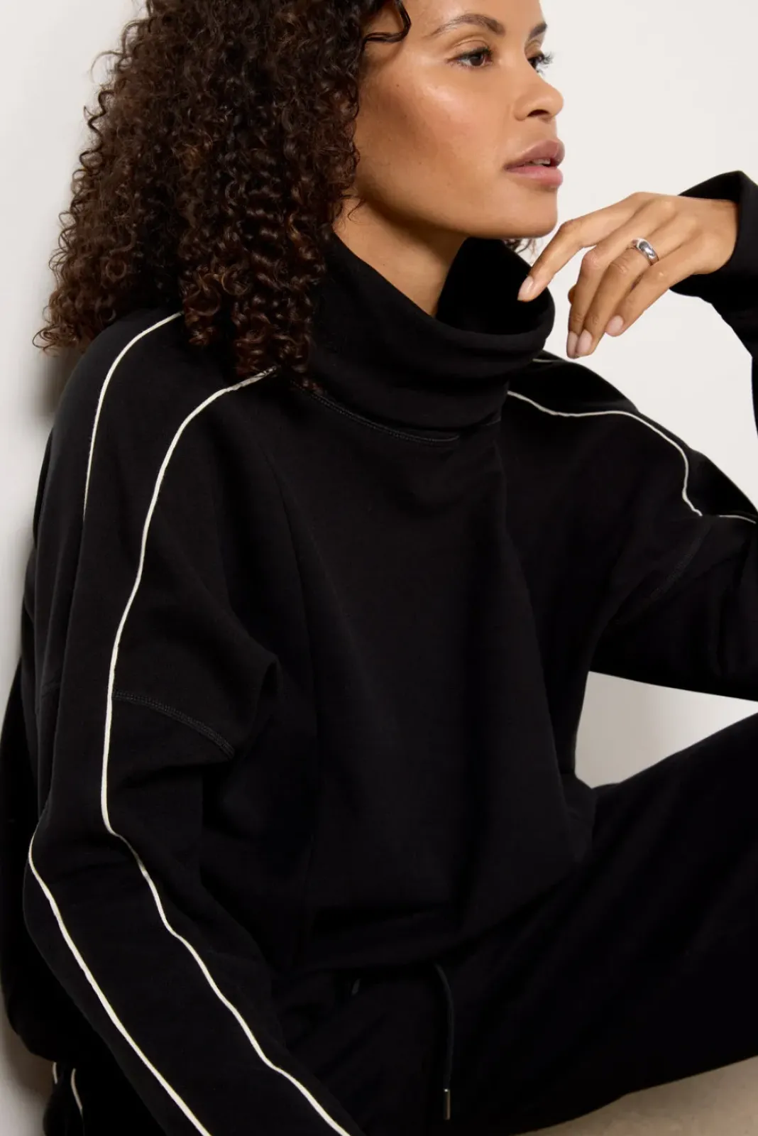 Matching Sets|Sweatshirts<VARLEY Ariana High Neck Midlayer Black/Cream