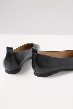 Shoes<27 EDIT NATURALIZER Carla Flat Black