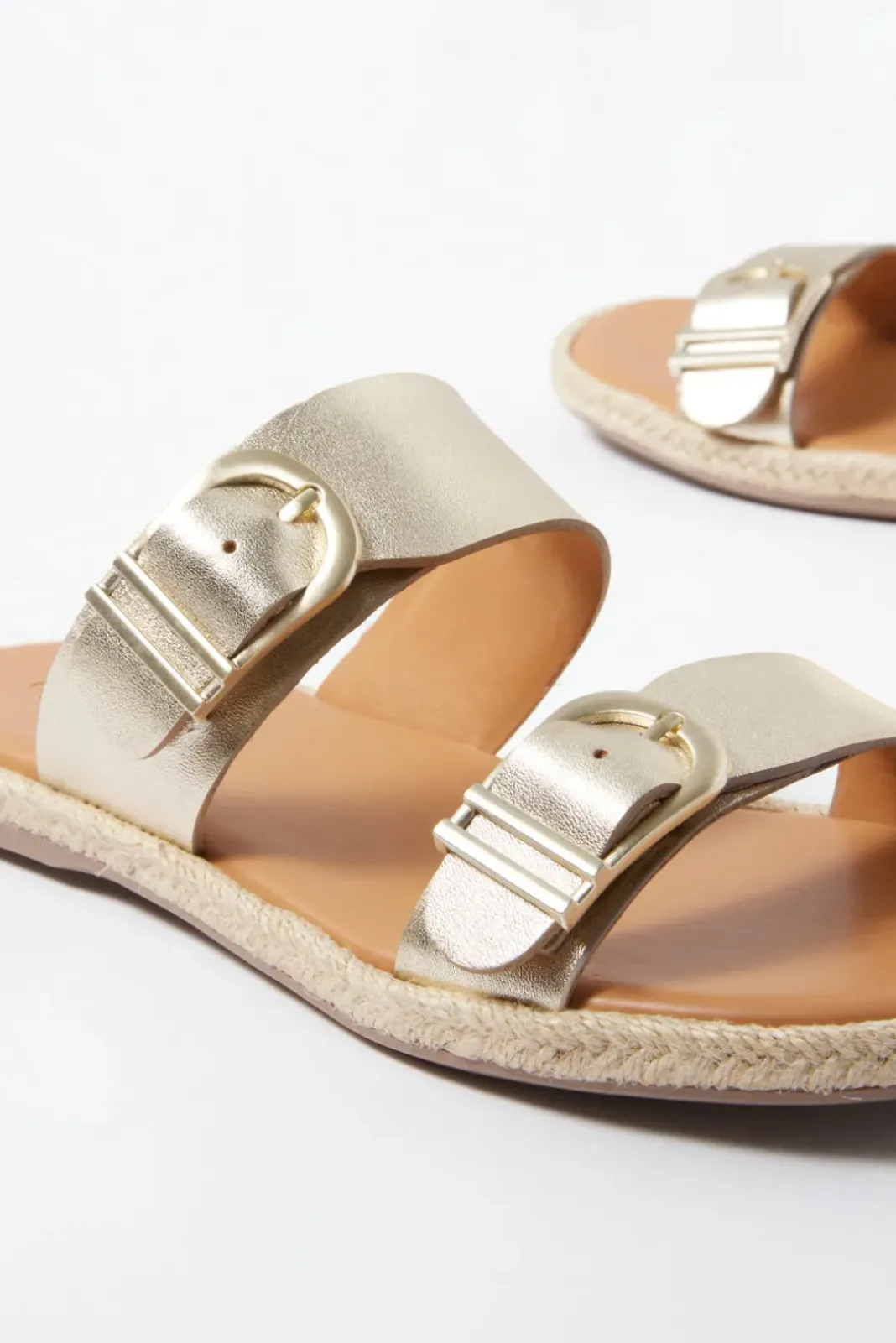 Shoes<SPLENDID FOOTWEAR Farrin Sandal Platino