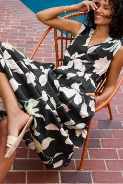 Dresses<EVEREVE Georgia Floral Dress Black/Multifloral