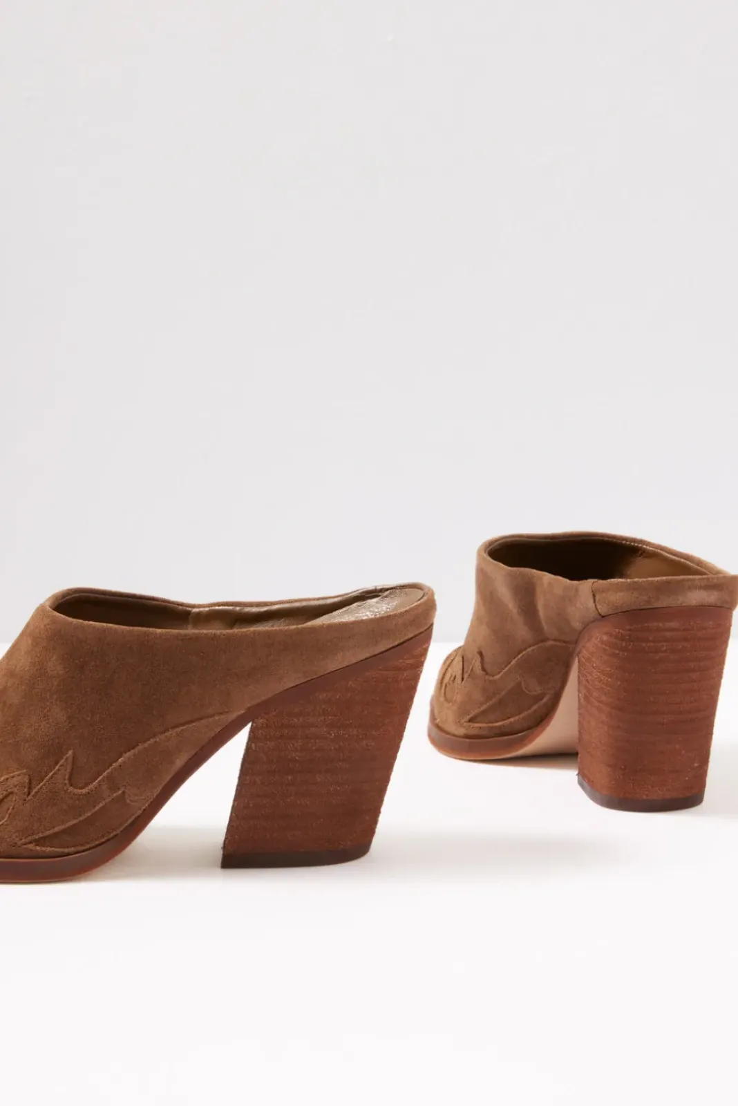 Shoes<VINCE CAMUTO Greta Western Clog Reishi