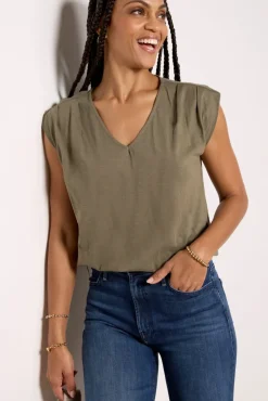 Tops & Tees<EVEREVE Kinsley Pleated Shoulder Top Olive