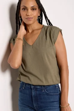Tops & Tees<EVEREVE Kinsley Pleated Shoulder Top Olive