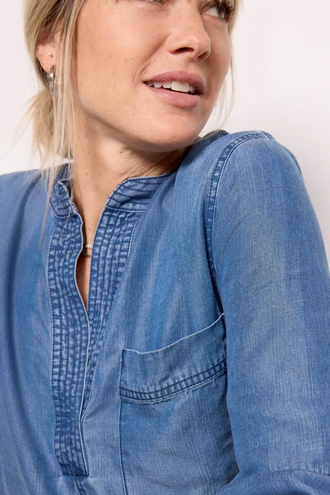 Tops & Tees<EVEREVE Laci Popover Chambray
