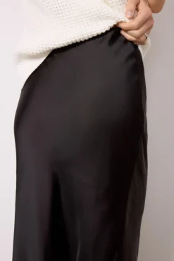 Skirts<EVEREVE Maddie Satin Skirt Black