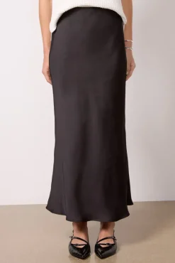 Skirts<EVEREVE Maddie Satin Skirt Black
