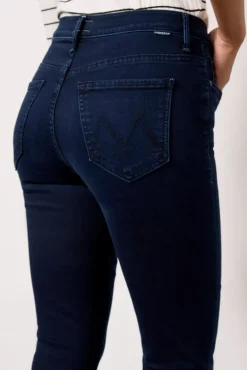 Jeans<MOTHER The Weekender Fray Chiponmyshoulder